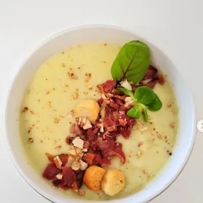 Zupa krem z białych warzyw z czipsami z boczku oraz grzankami