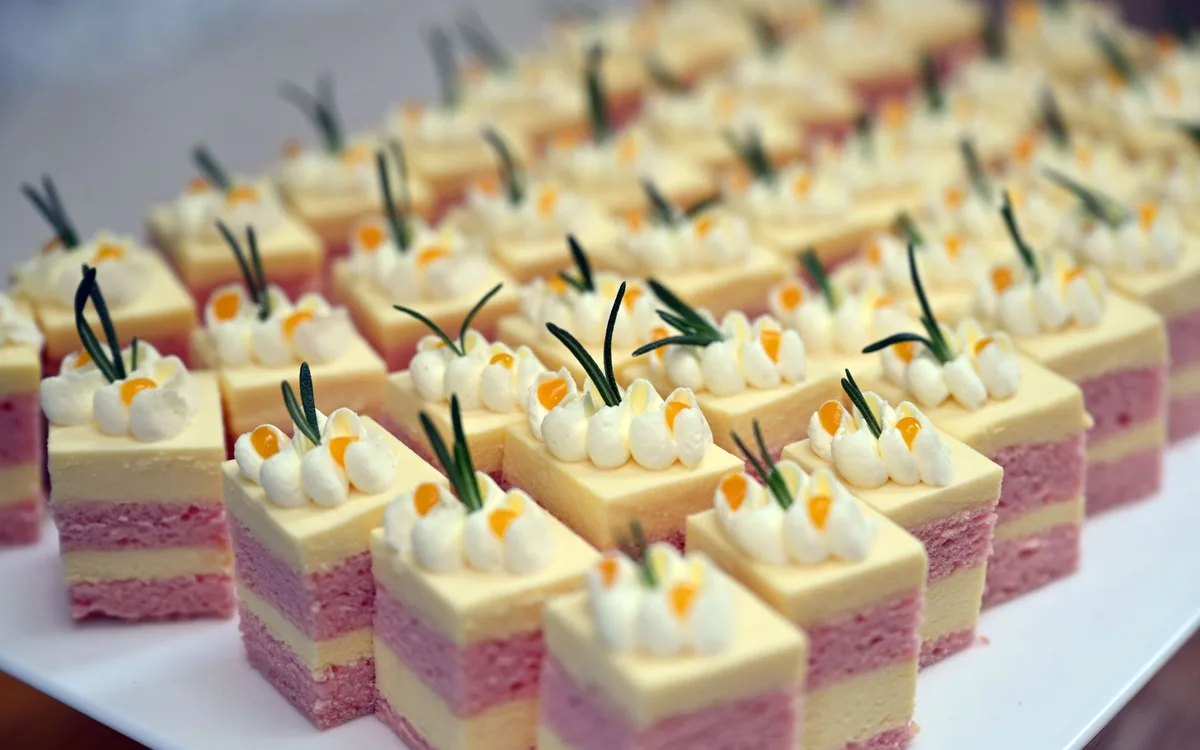 Mini przekąski, ciasto francuskie i wytrawne rogale - czym się różnią?