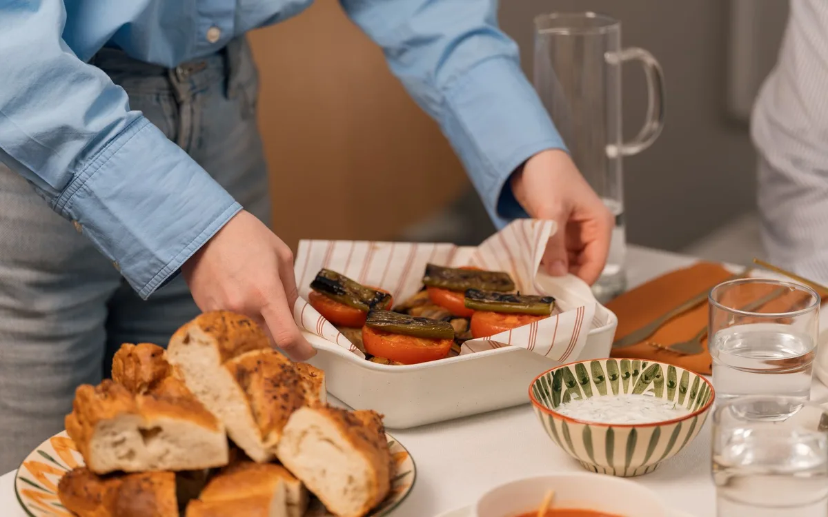 Ustawianie pieczywa i potraw na stole