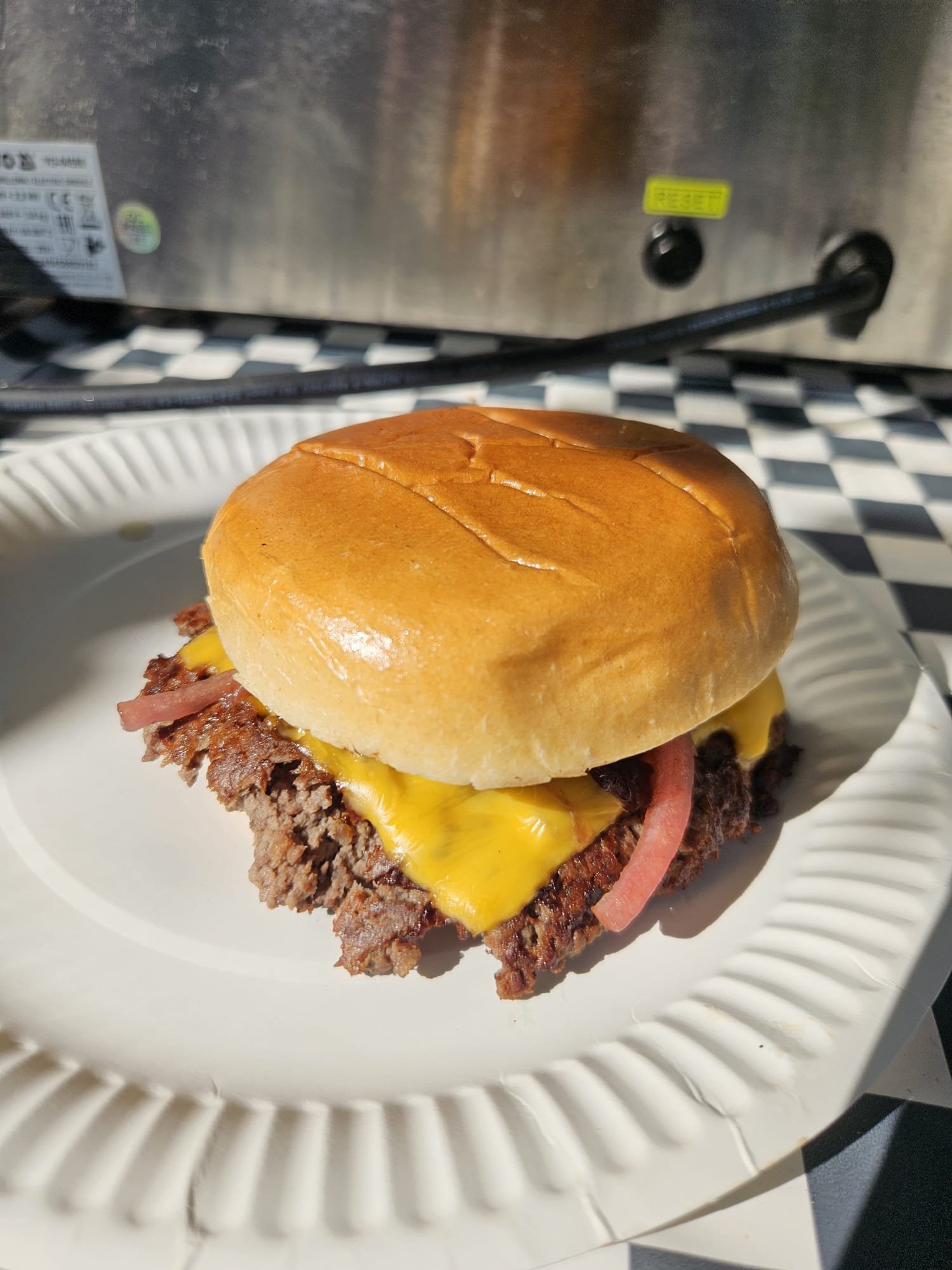 Burger z wołowiną i cheddarem - realizacja Rogalove