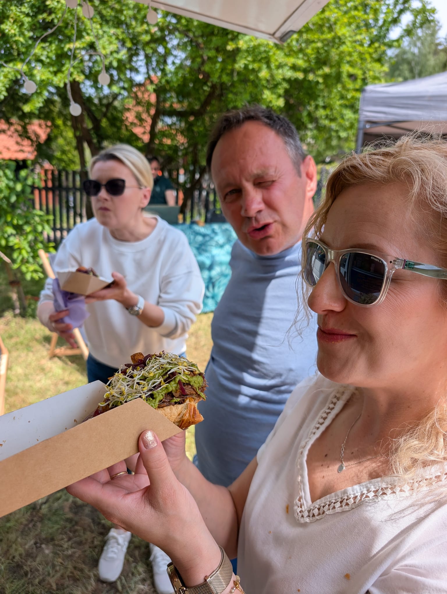 Zadowoleni goście na imprezie z cateringiem Rogalove