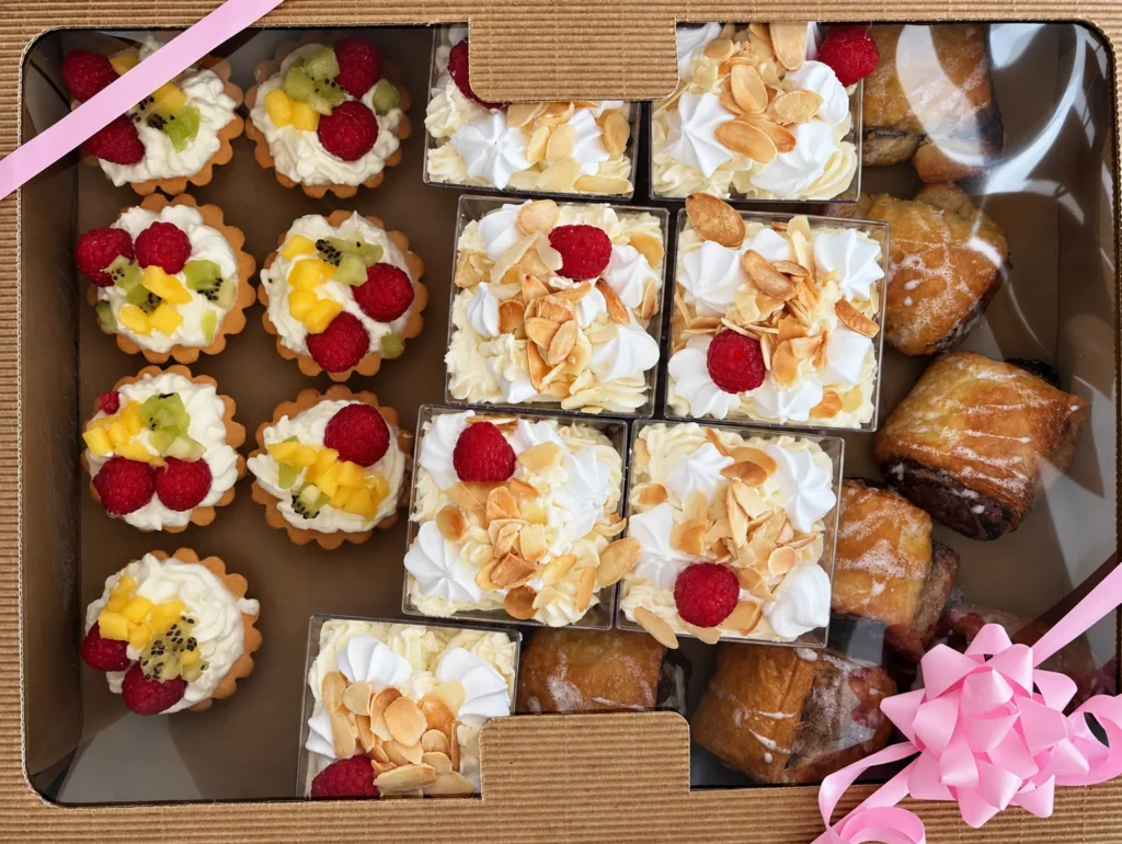 Słodki box na baby shower: babeczki z owocami, deserki malinowa chmurka i cynamonki