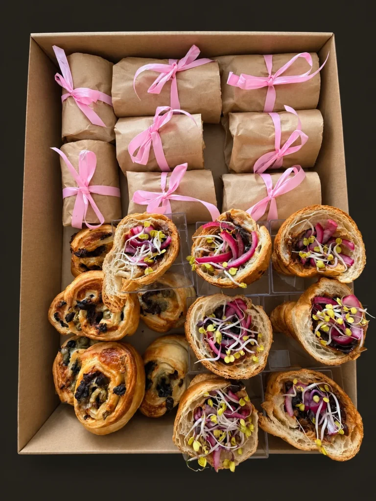 Wrapy z kurczakiem, croissanty z wołowiną BBQ i kiełkami oraz ślimaki z oliwkami