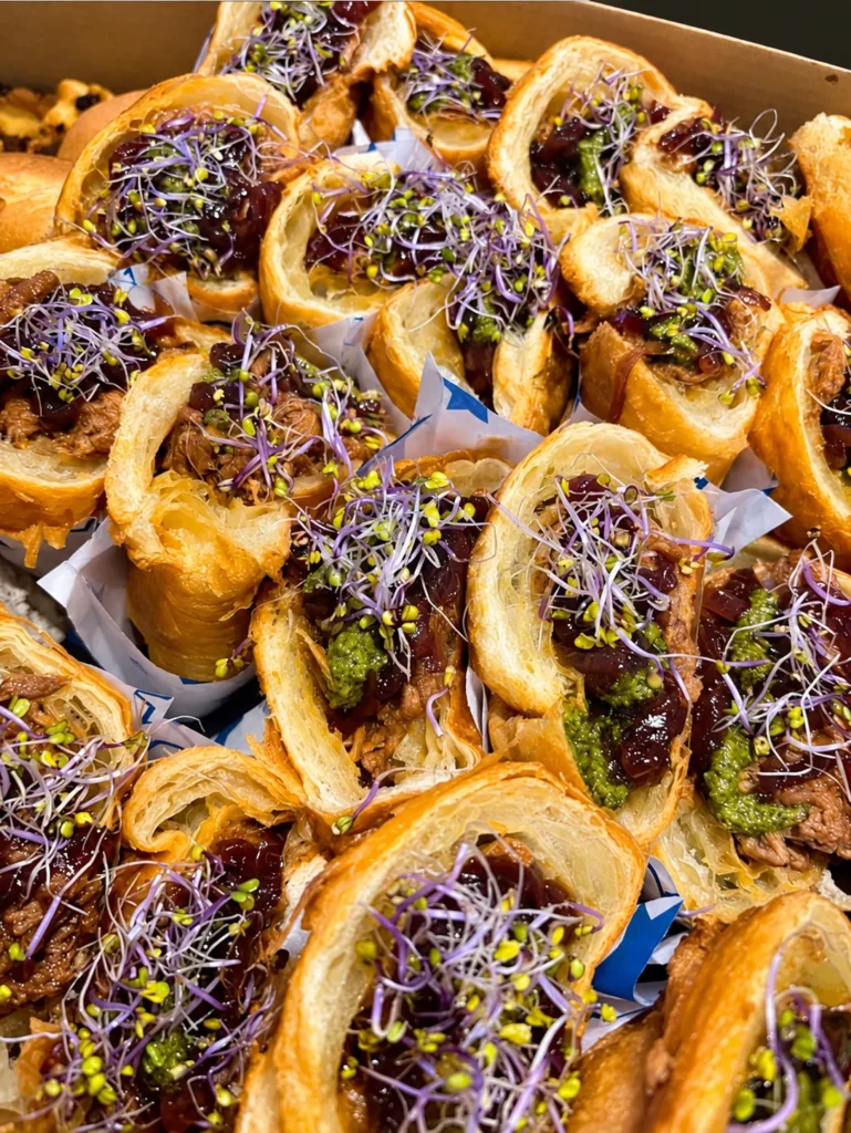Croissanty z szarpaną wołowiną, konfiturą z cebuli, pesto i kiełkami