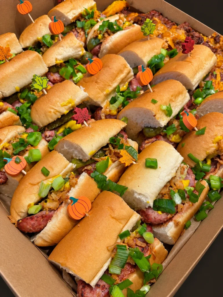 Mini hot-dogi z kiełbaską, zieloną i prażoną cebulką, z jesiennymi wykałaczkami