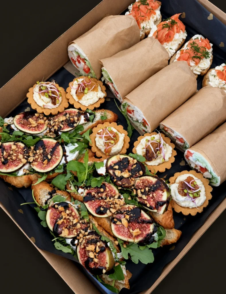 Box premium mix: croissanty z burratą i figą, babeczki z serem pleśniowym, wrapy z kurczakiem, kanapeczki z łososiem