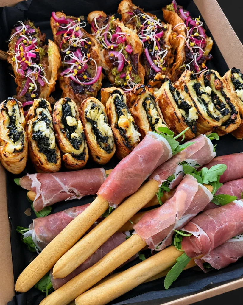 Croissanty z wołowiną BBQ, ślimaki ze szpinakiem i grissini z szynką parmeńską w boxie