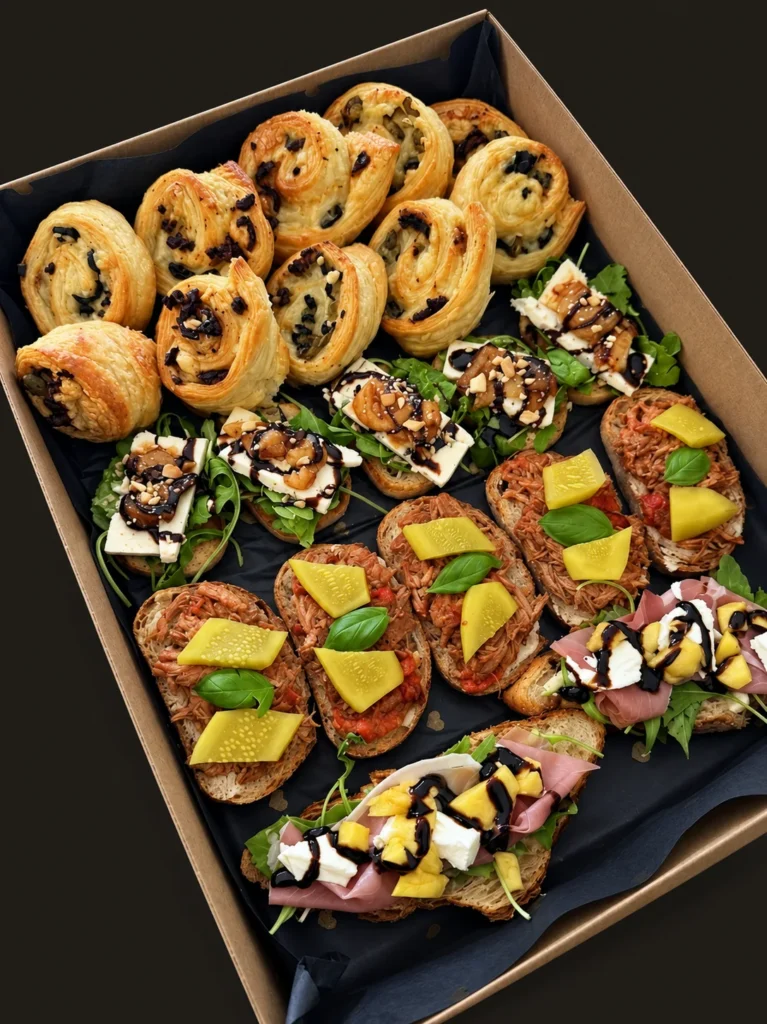 Box ze ślimakami z oliwkami, crostini z serem pleśniowym i gruszką, kanapkami z łopatką po węgiersku