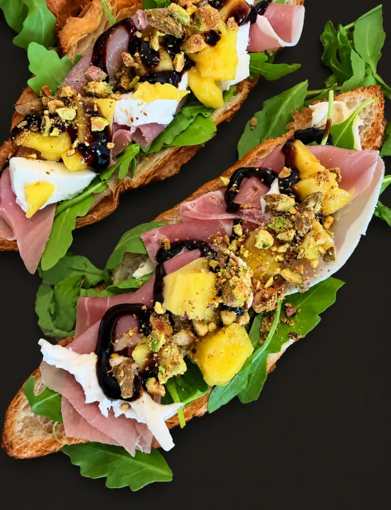 Croissant z szynką parmeńską i mango