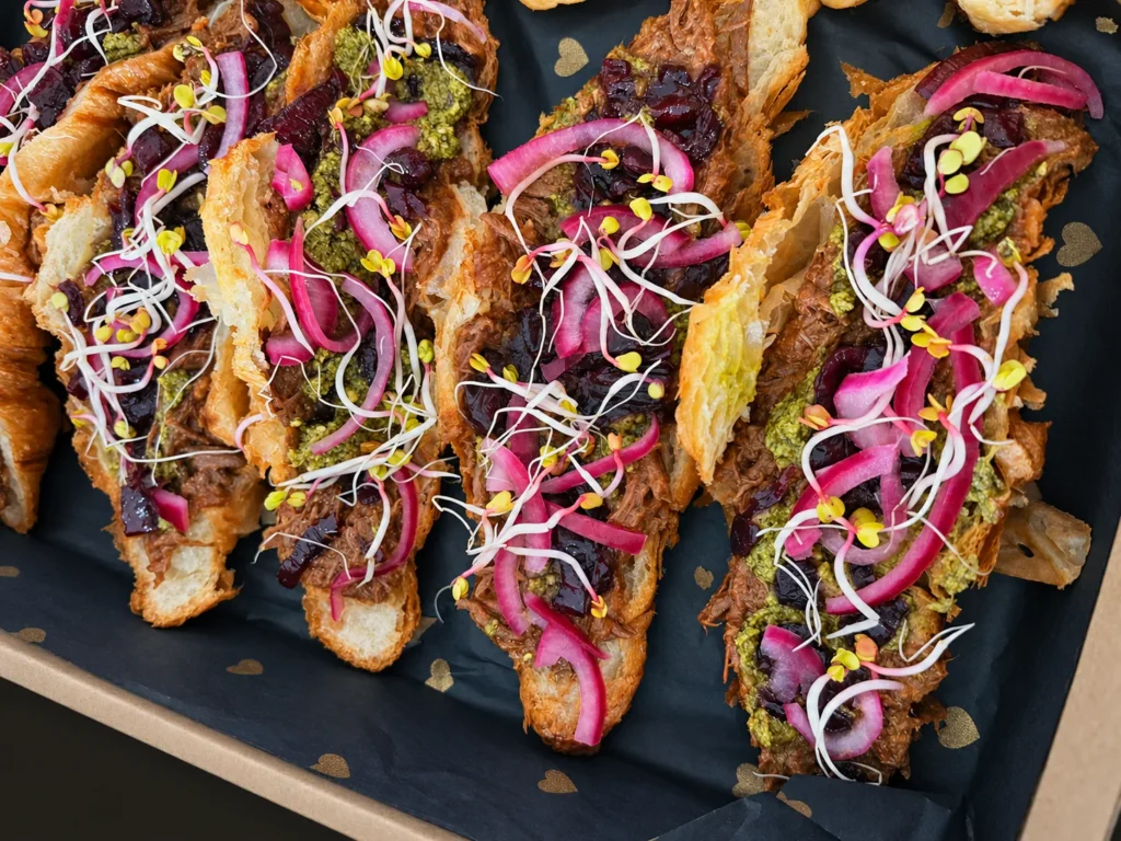 Croissanty z szarpaną wołowiną BBQ, czerwoną cebulą i kiełkami